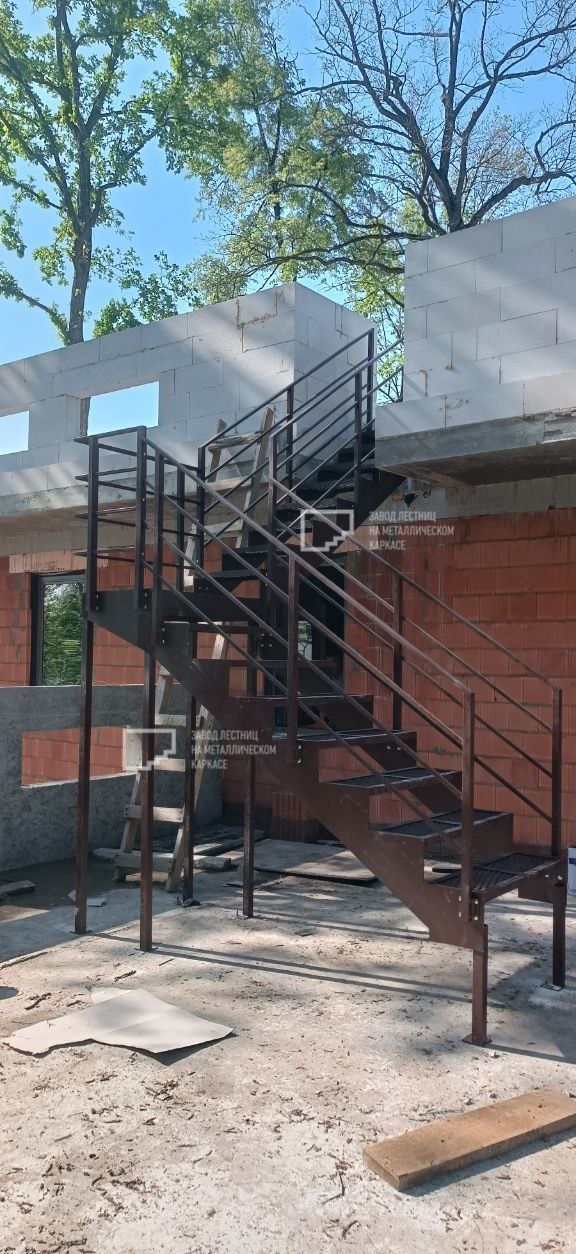 Наружная открытая лестница на кровлю дома