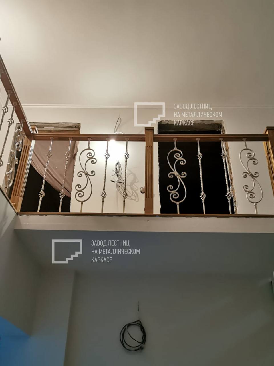 Классическая межэтажная лестница с длинной балюстрадой и поворотом