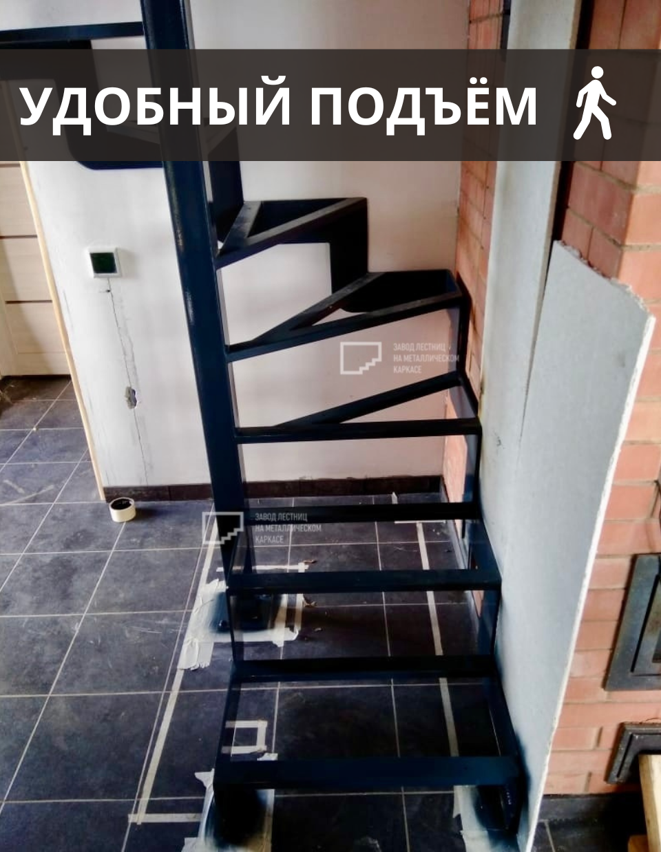 Компактная винтовая лестница из металла под маленький проём