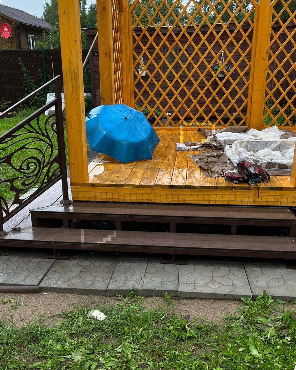 Открытая лестница из террасной доски ДПК в беседку