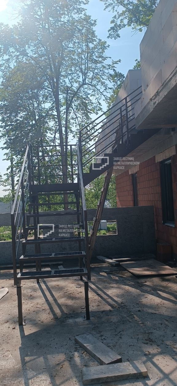 Наружная открытая лестница на кровлю дома