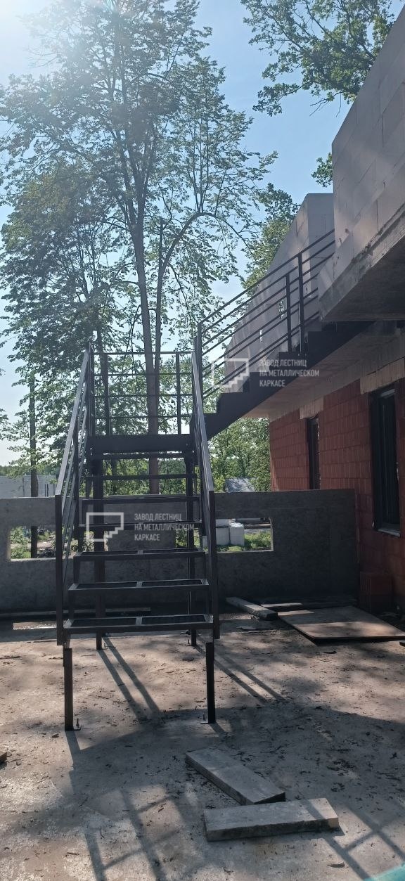 Наружная открытая лестница на кровлю дома