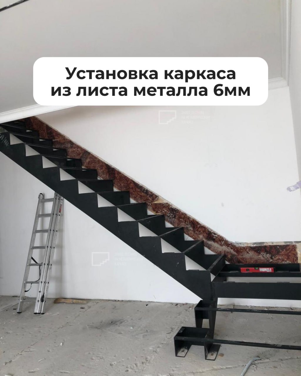 Классическая прямая лестница с пригласительными ступенями и с подсветкой