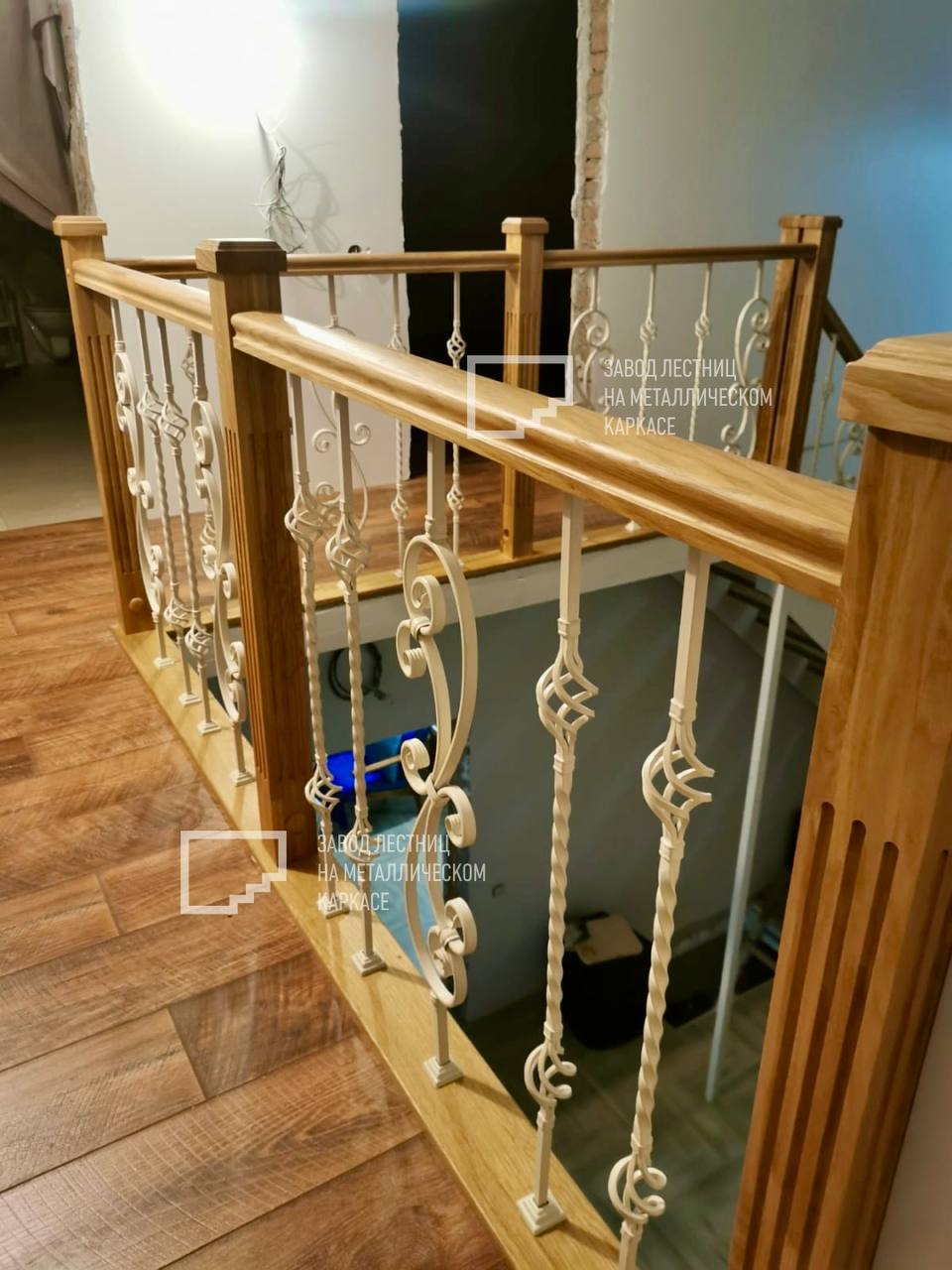 Классическая межэтажная лестница с длинной балюстрадой и поворотом