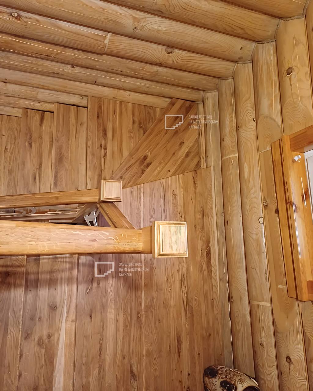 Маршевая лестница в классическом стиле в дом из бруса