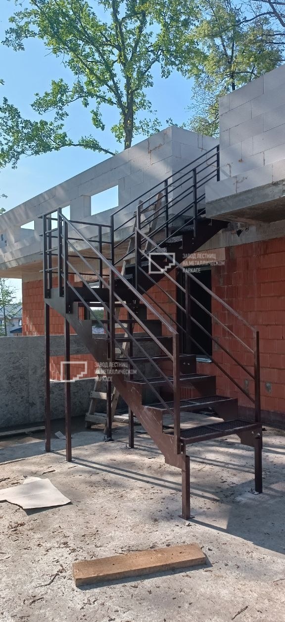 Наружная открытая лестница на кровлю дома