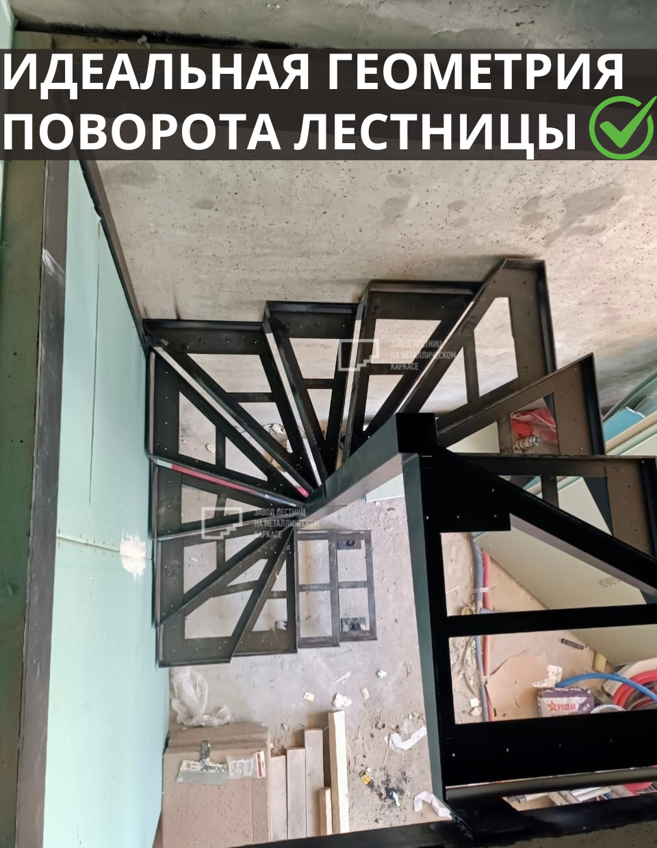 Винтовая лестница открытого типа на чердак в частном доме