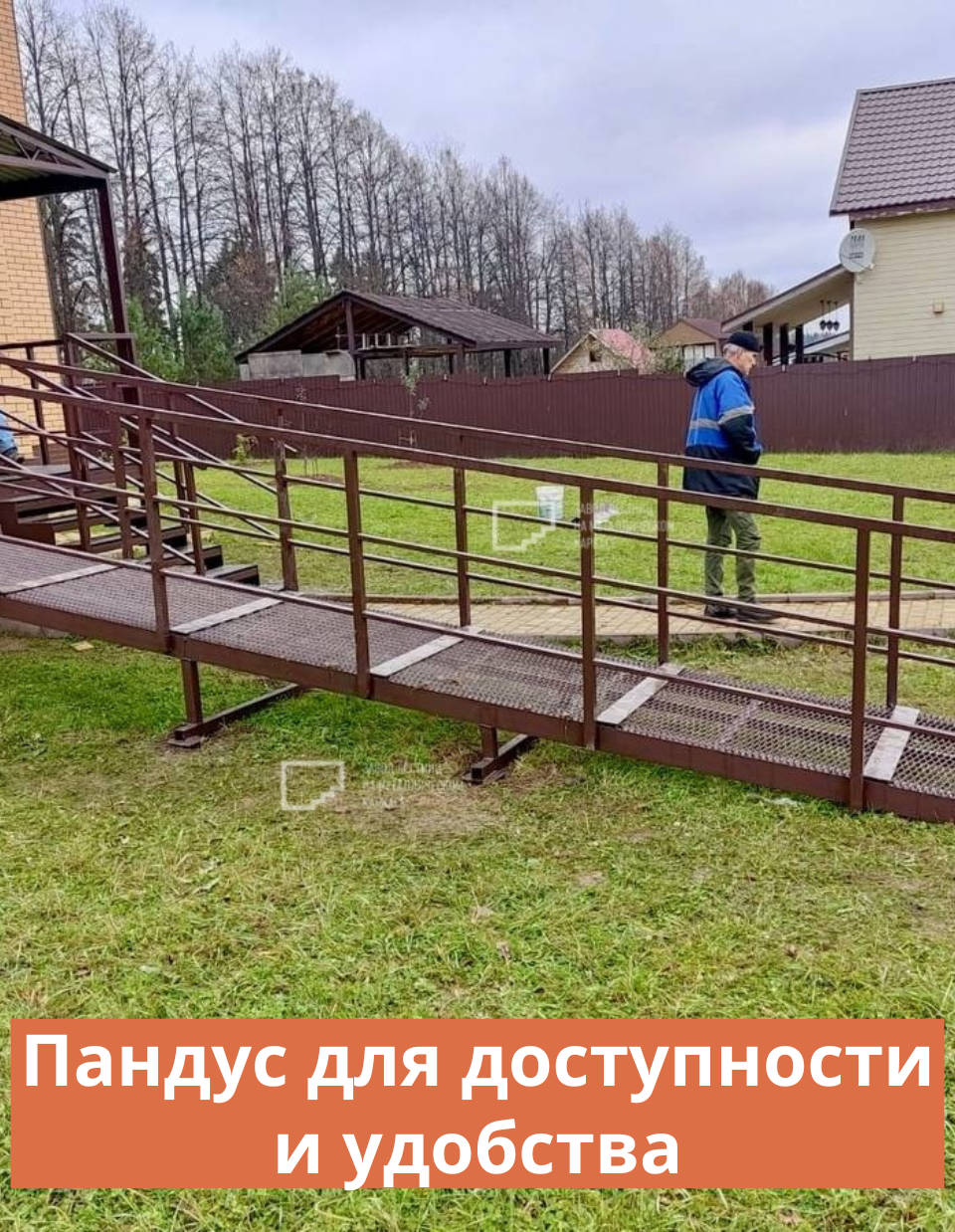 Навес на металлическом каркасе и входная группа