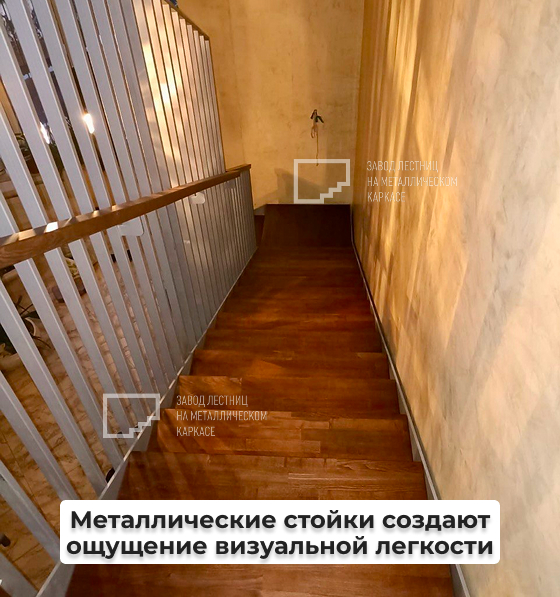 Открытая лестница на тетиве межэтажная в дом