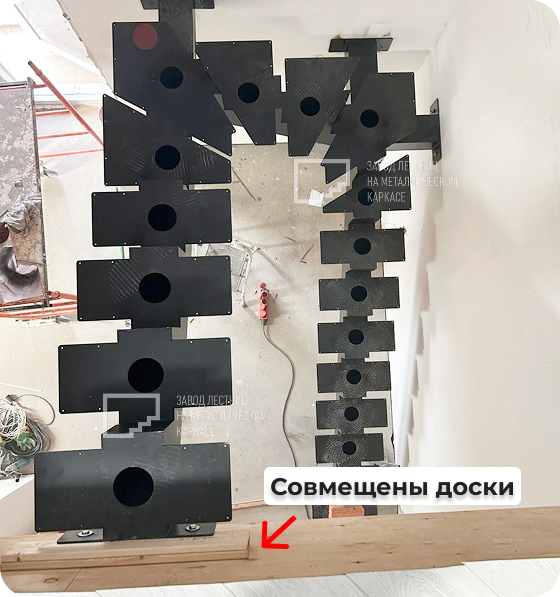 Усиленная досками балка для монтажа каркаса лестницы