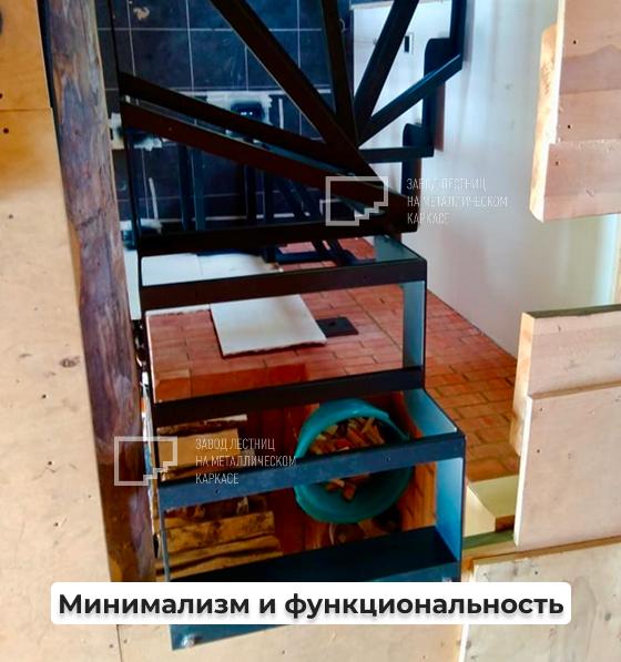 Компактная винтовая лестница из металла под маленький проём