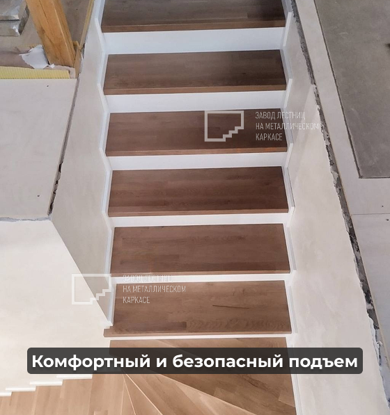 Деревянная г-образная лестница c пригласительной ступенью и дизайнерским ограждением