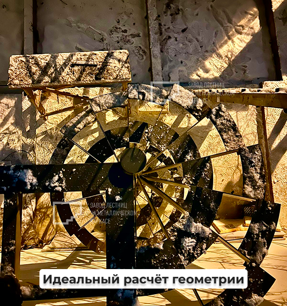 Уличная винтовая лестница на металлокаркасе на крышу