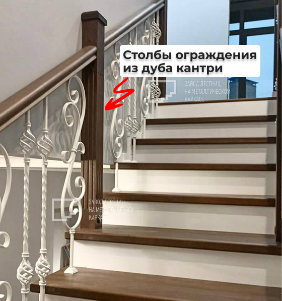 Деревянные столбы ограждений лестницы