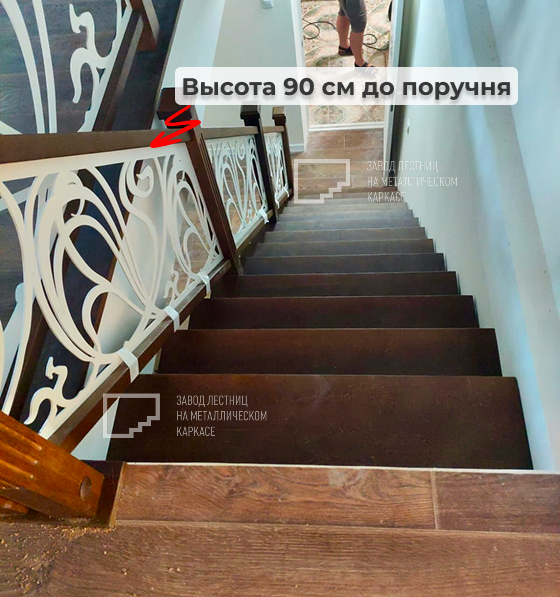 1753.jpg Ограждение из листового металла с деревянным поручнем