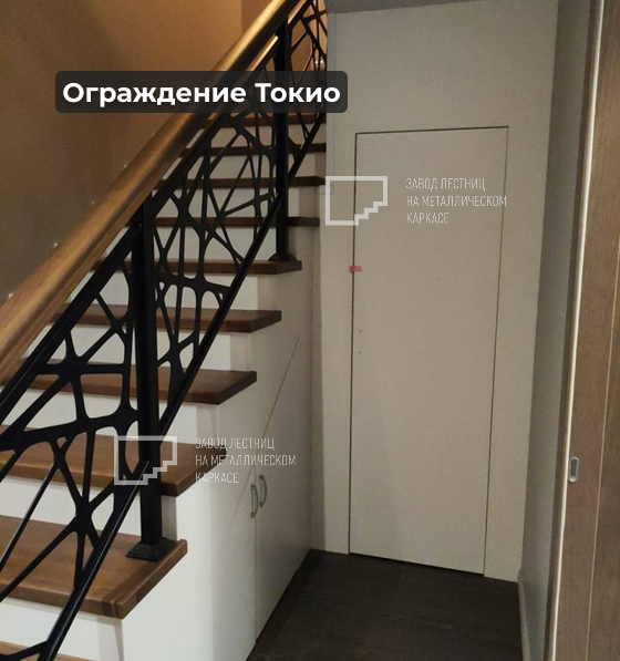 Металлическая современная лестница на косоурах с подлестничным пространством