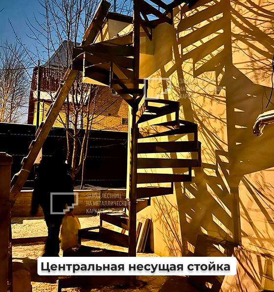 Уличная винтовая лестница на металлокаркасе на крышу