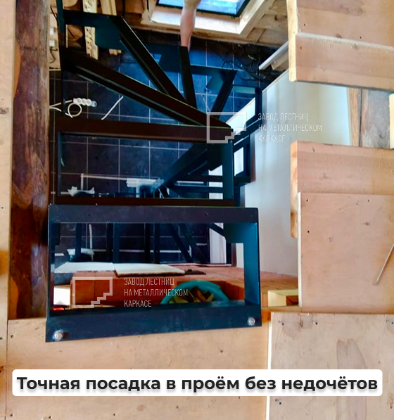 Компактная винтовая лестница из металла под маленький проём