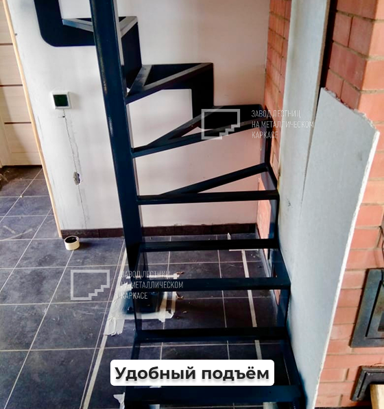 Компактная винтовая лестница из металла под маленький проём