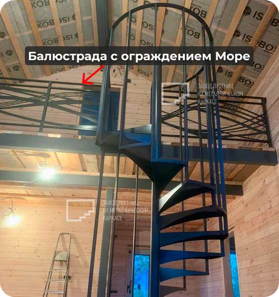 Лестница с балюстрадой второго этажа в едином стиле