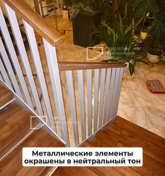 Открытая лестница на тетиве межэтажная в дом